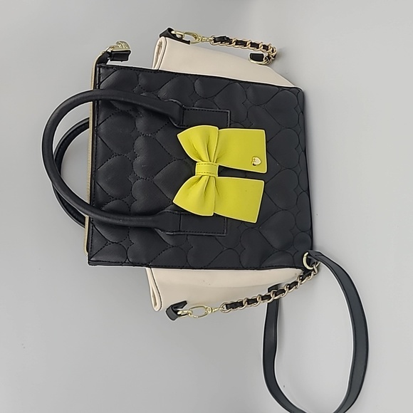 Betsey Johnson Handbags - Betsey Johnson quilted heart bag w/ bow satchel lime crossbody hand bag